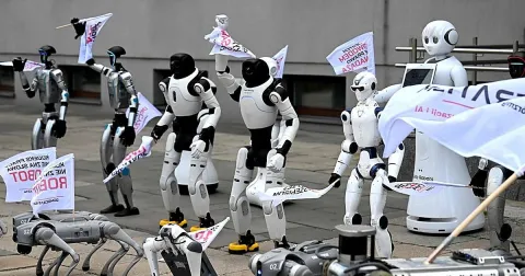 Robots humanoides protestan en Varsovia pidiendo regular la IA laboral