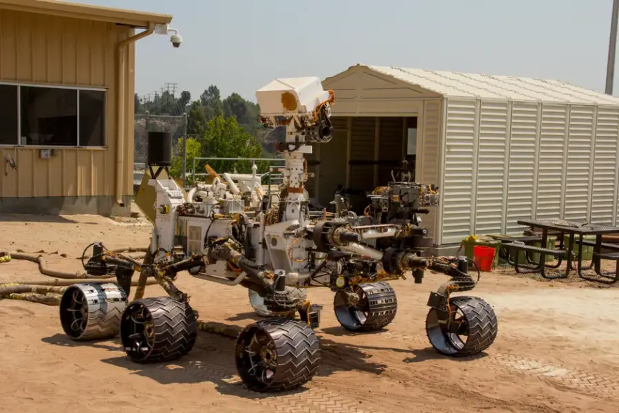 Exministro de Defensa ucraniano lanza iniciativa privada de robots de combate con IA