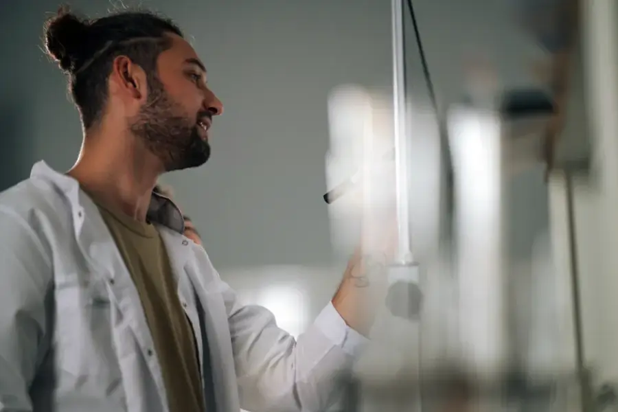 Sakana AI ficha a Jürgen Schmidhuber como asesor científico jefe para su laboratorio de auto-mejora recursiva