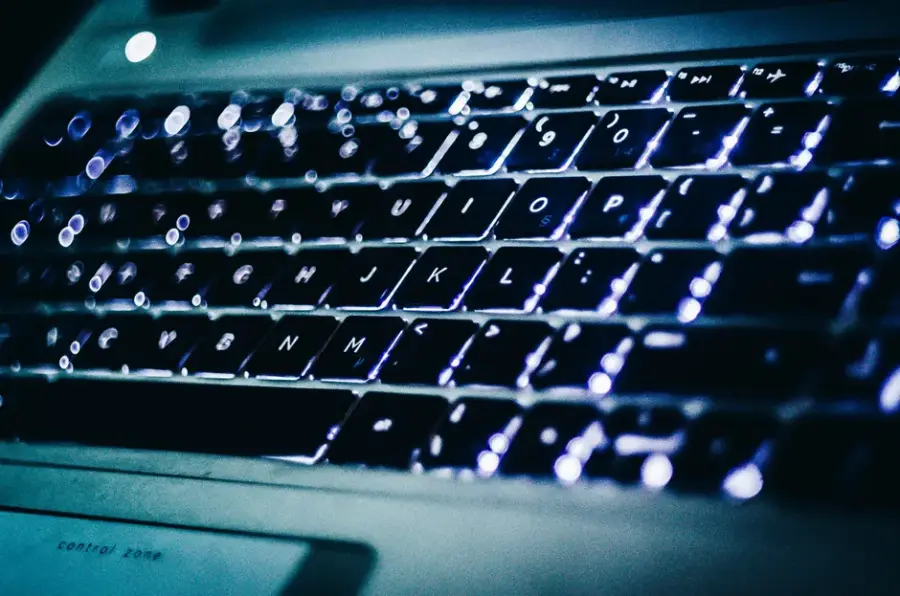 Un ataque a OpenCode expuso claves de acceso y generó cargos de hasta USD 1.700 en OpenAI, Anthropic y Google