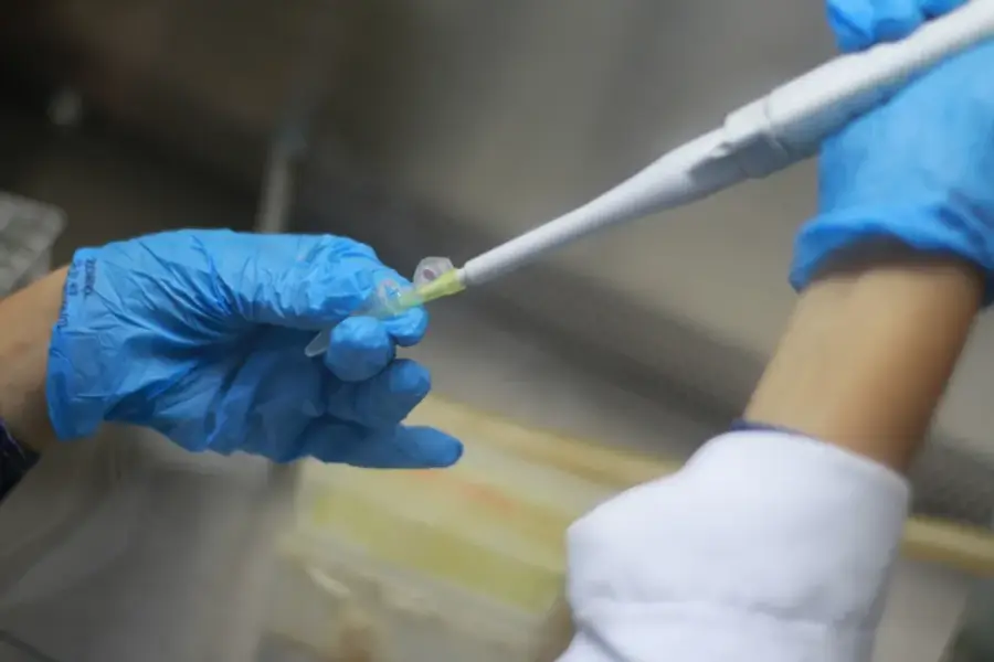 Anthropic afirma que su modelo Claude identificó un posible nuevo mecanismo de edición genética similar a CRISPR