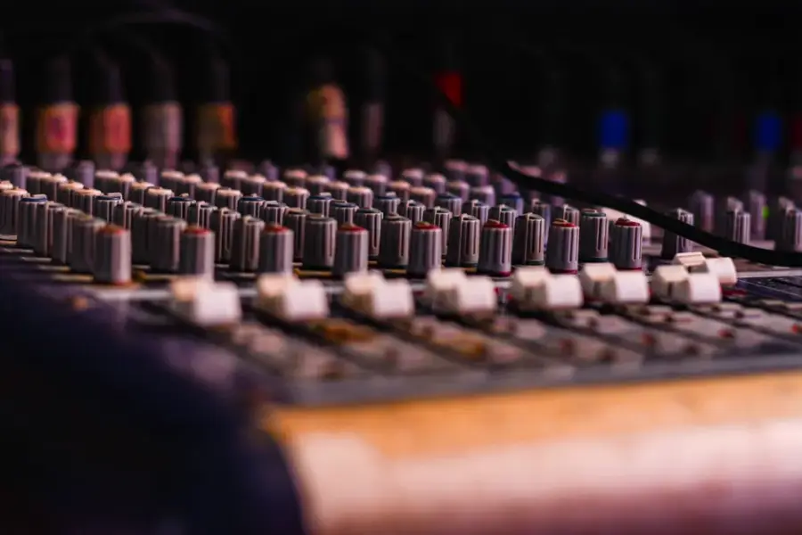 YouTube Music marca con una etiqueta las canciones creadas con IA y la extenderá a YouTube
