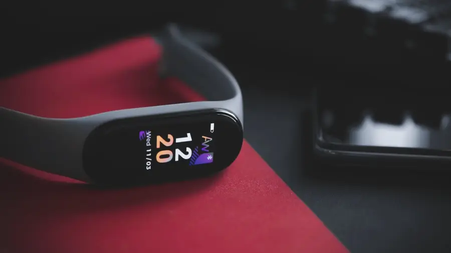 Google lanza Fitbit Edge, una pulsera con entrenador de IA basado en Gemini