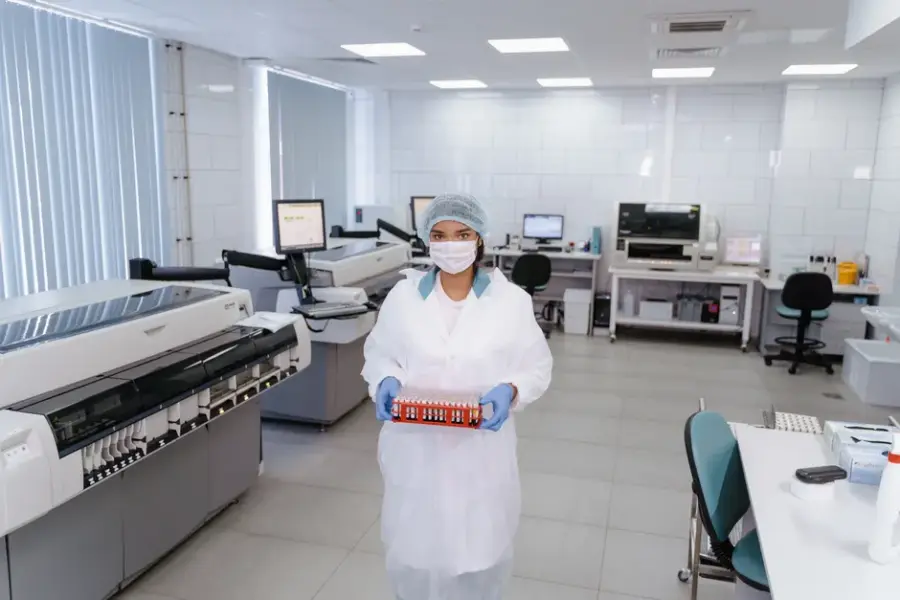 Claude descubre un sistema enzimático similar a CRISPR cuya función Anthropic aún no conoce