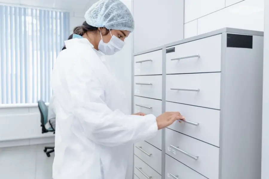 Fotografía de archivo que ilustra: Guardoc reduce errores médicos 46% usando modelos Nova de AWS en documentación clínica