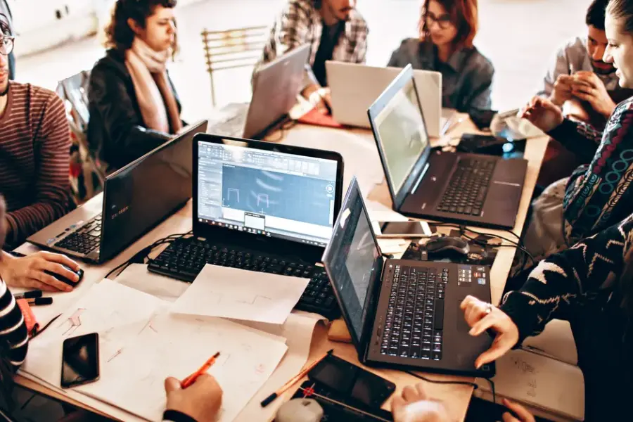 El CEO de Replit sostiene que el futuro del trabajo es la 'empresa autoconducida', con agentes de IA en tareas rutinarias