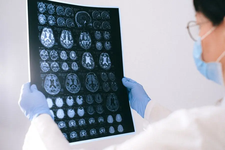 Neurocientífico cuestiona claims de conciencia en Claude: mecanismos similares no prueban experiencia