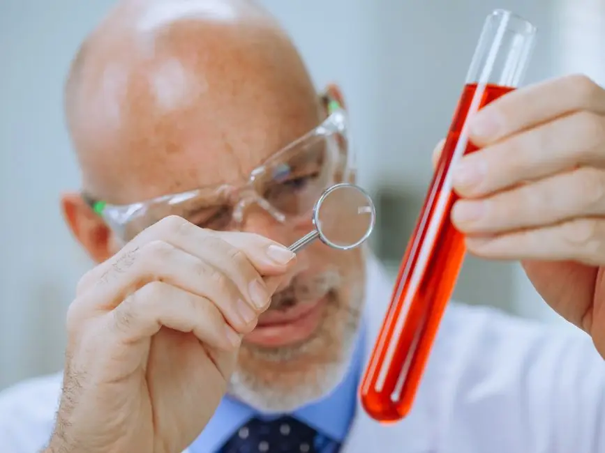Fotografía de archivo que ilustra: GPT-5 reduce en un 40% el coste de síntesis proteica mediante laboratorio autónomo