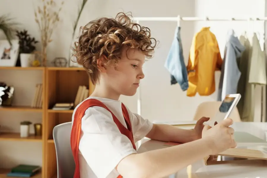 Bruselas presenta la Kids Act para proteger a menores del uso de IA y redes sociales