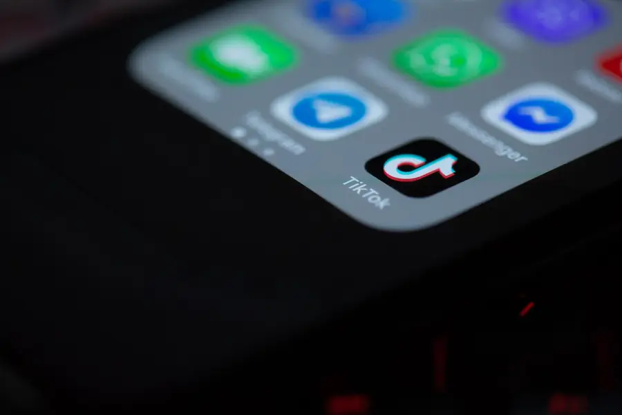 TikTok lanza un asistente de compras con IA y pago en un clic dentro del feed