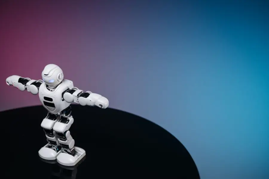 Sam Altman confirma que OpenAI desarrollará un robot humanoide