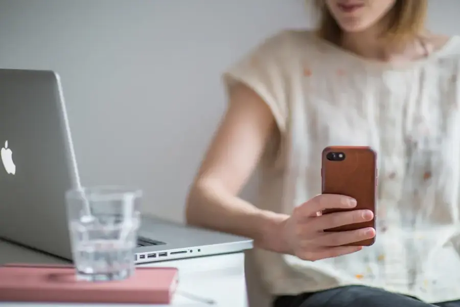 Fotografía de archivo que ilustra: Hugging Face lanza AnyLanguageModel 1.0 para usar modelos locales y en la nube con una misma API en Apple