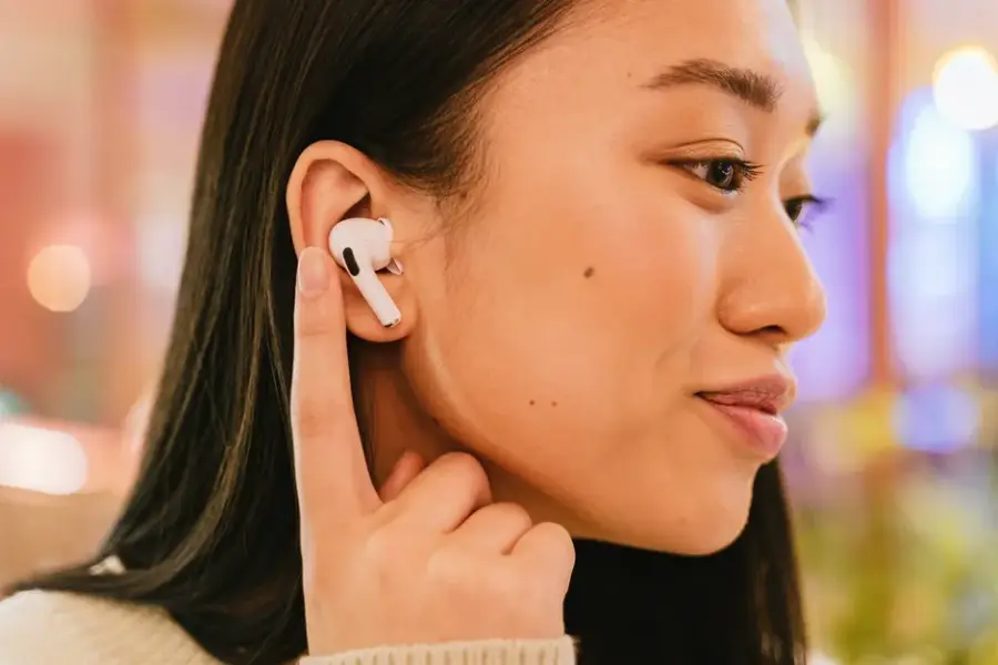 Fotografía de archivo que ilustra: OpenAI prepara auriculares inteligentes Sweetpea con asistente conversacional para 2026