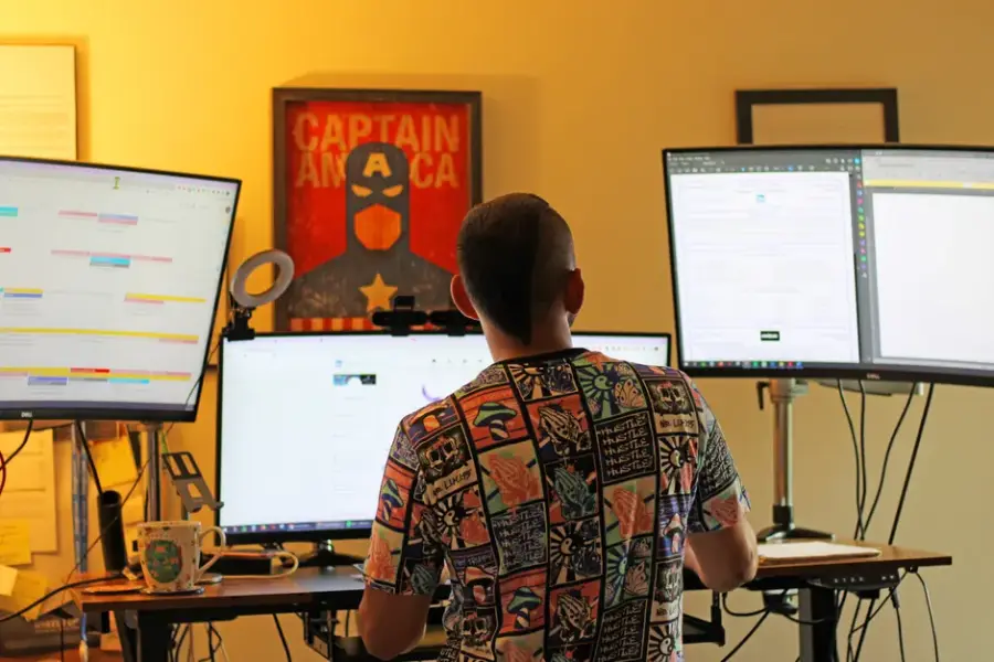 Fotografía de archivo que ilustra: Warp usa GPT-5.5 de OpenAI para coordinar agentes de codificación open source