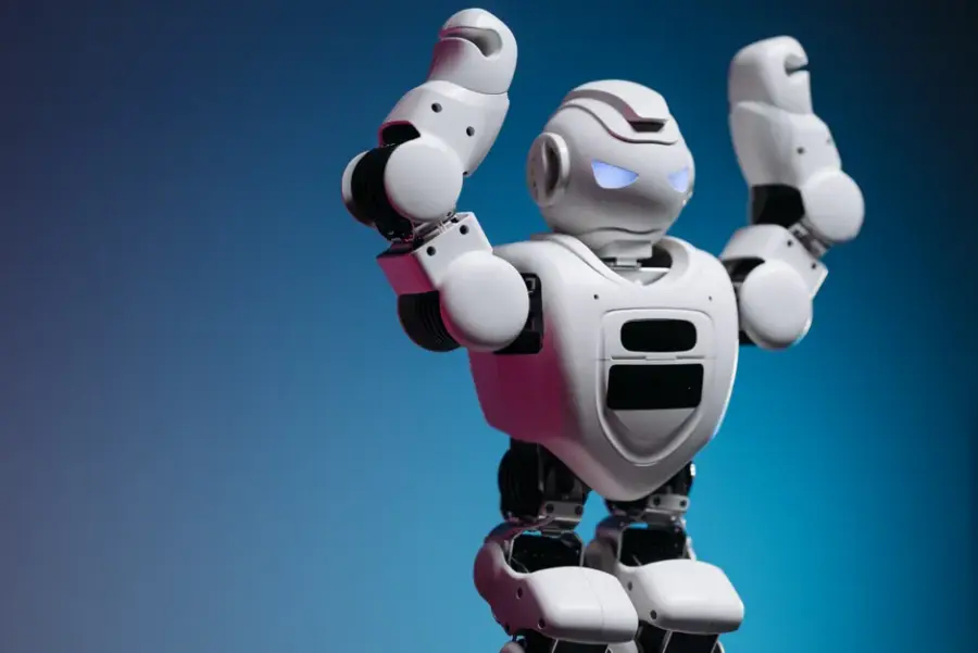 Import AI analiza filosofía de mentes platónicas y falta de algoritmo universal en robótica