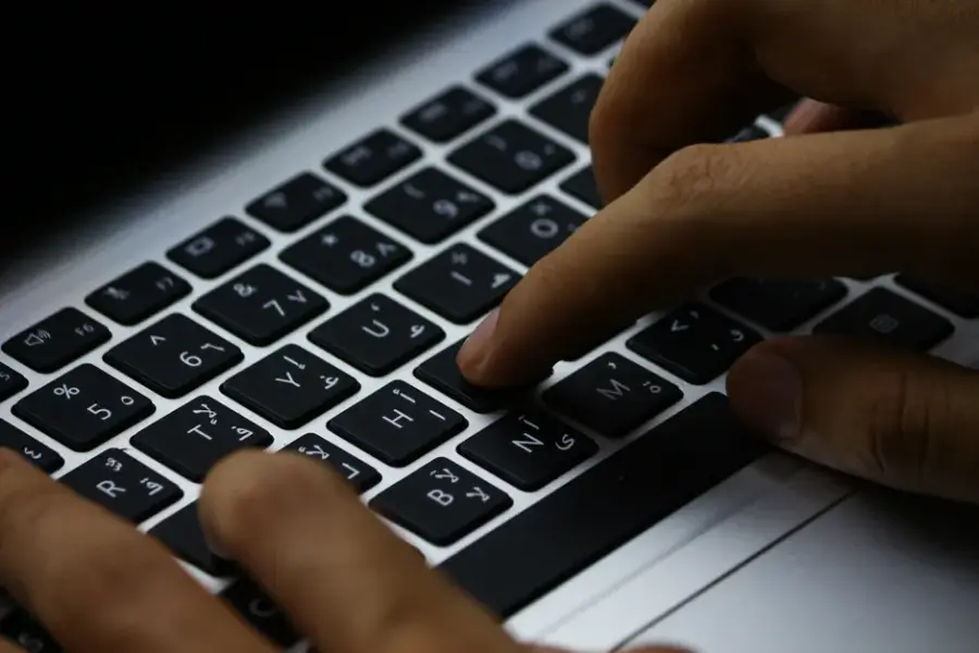 Investigadores alertan de que OpenAI y Google dejan generar desnudos con IA