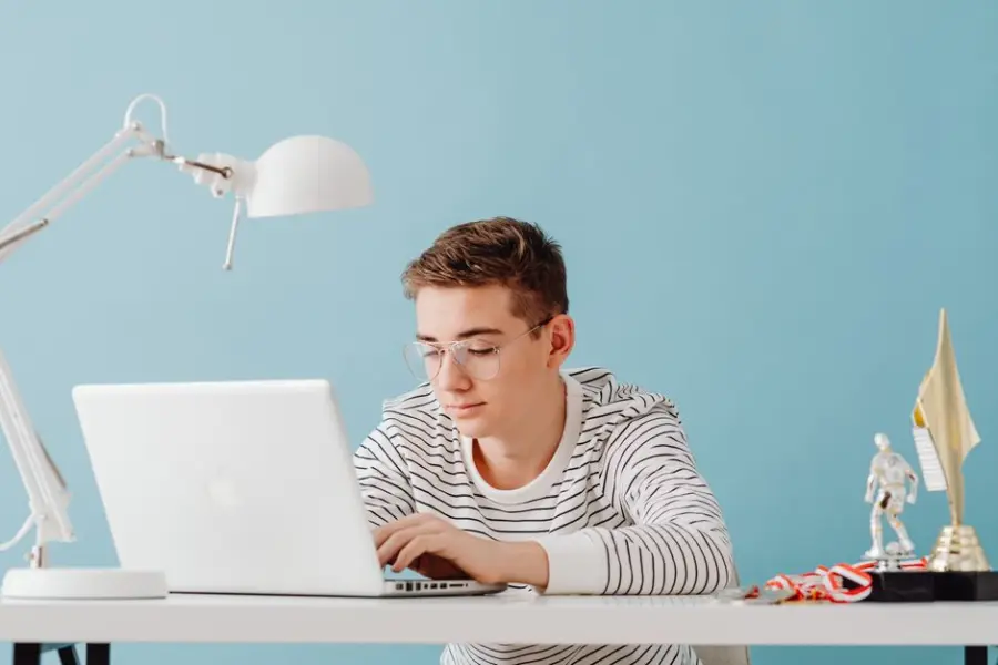 Fotografía de archivo que ilustra: OpenAI introduce protecciones de seguridad en ChatGPT para adolescentes