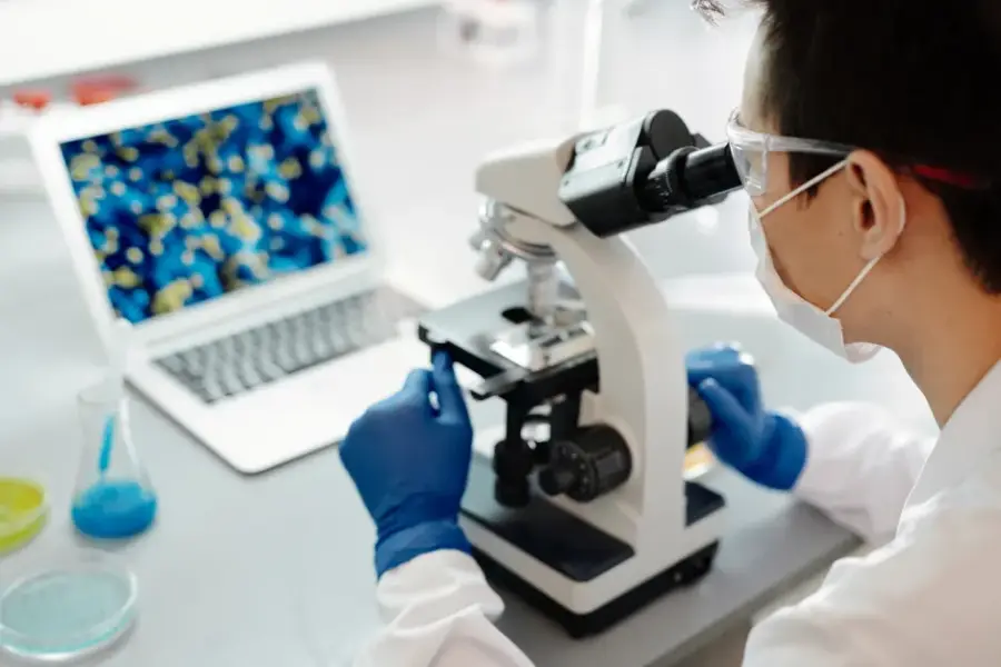 Un investigador clínico describe seis pautas para programar con IA sin perder el pensamiento de sistemas