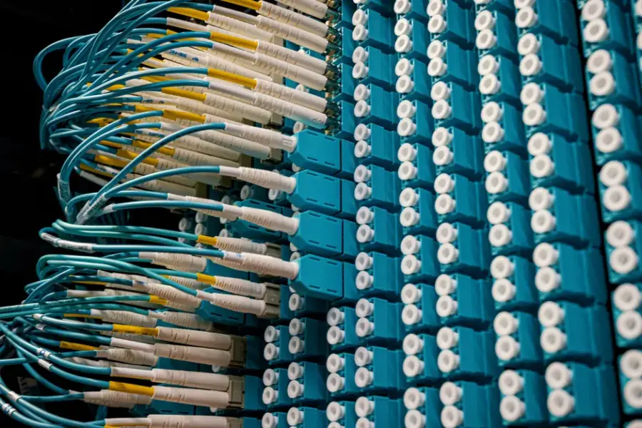 AWS describe arquitectura con EKS, EFA y DeepEP que mejora un 40% el rendimiento en RL para modelos MoE