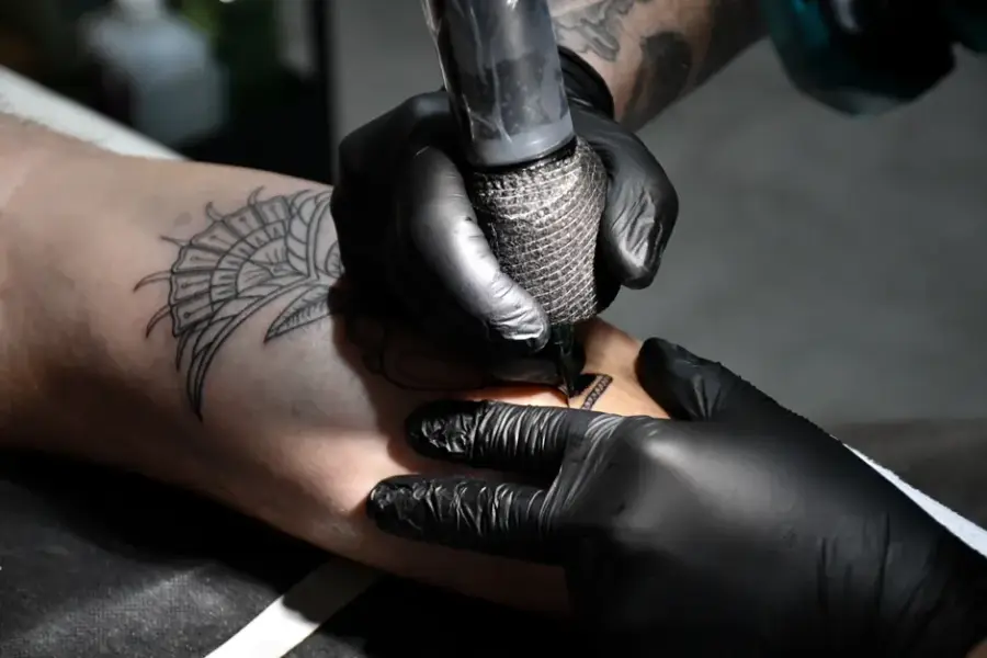 Expertos desmienten que los tatuajes protejan contra los deepfakes generados por IA