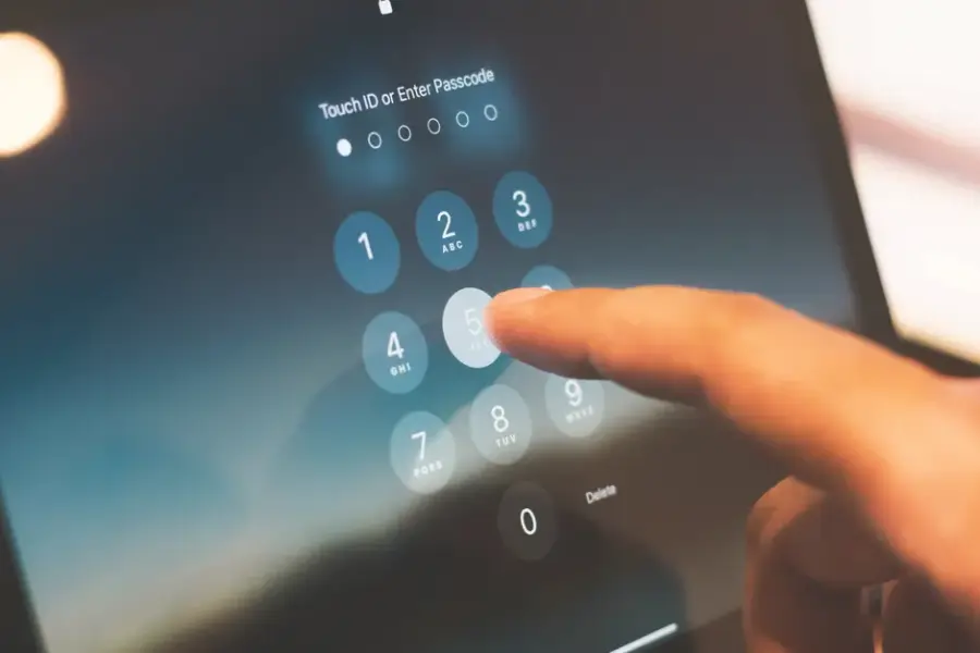 Fotografía de archivo que ilustra: Un hacker roba tokens de suscriptores de Claude mediante malware infostealer