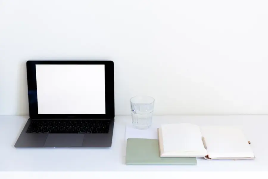Fiverr pierde clientes y tráfico ante la IA generativa y gira hacia proyectos de mayor valor con freelancers y agentes