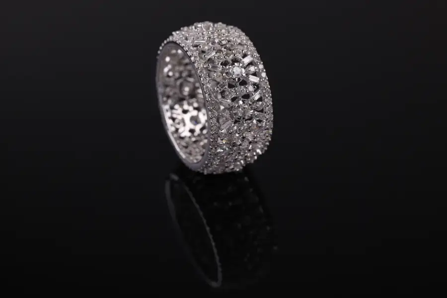 Natura presenta un anillo de USD 99 que conecta varios asistentes de IA con un botón