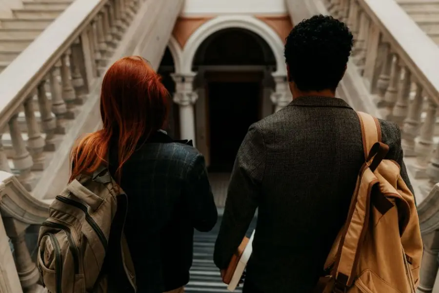 Profesor de universidad atrapa a 32 de 35 estudiantes usando IA para copiar exámenes