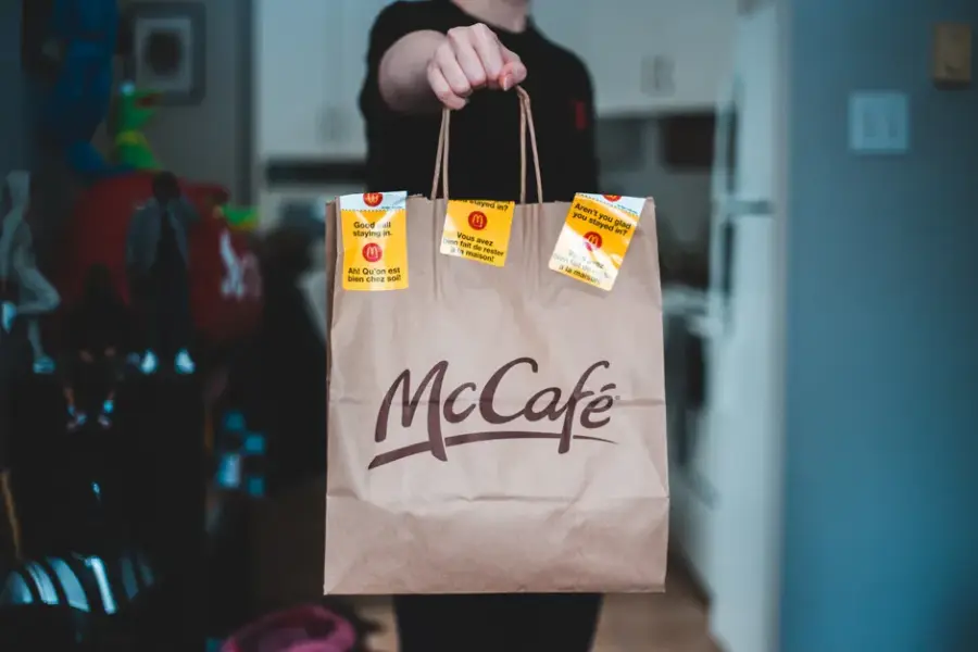 Startup Bites usa IA para listar restaurantes sin consentimiento y desafía a DoorDash