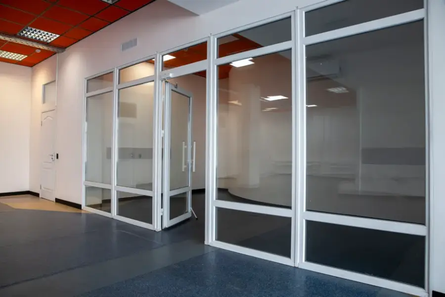 Un ingeniero de OpenAI es detenido por ocultar una grabadora en una sala de reuniones ejecutiva