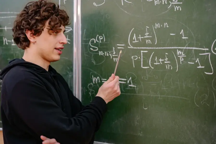 Yau lanza en Pekín una alianza china para impulsar la IA en la investigación matemática