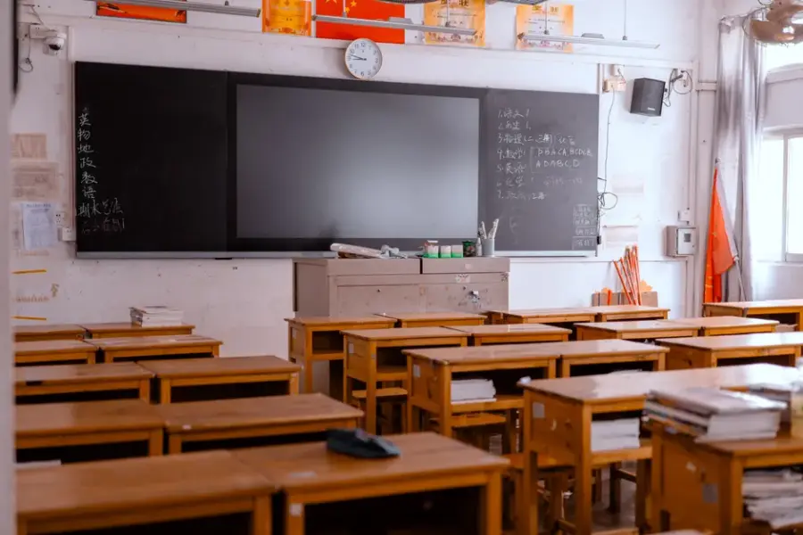 Cataluña prepara la prohibición total de IA en las escuelas hasta los 14 años, en línea con otros países europeos