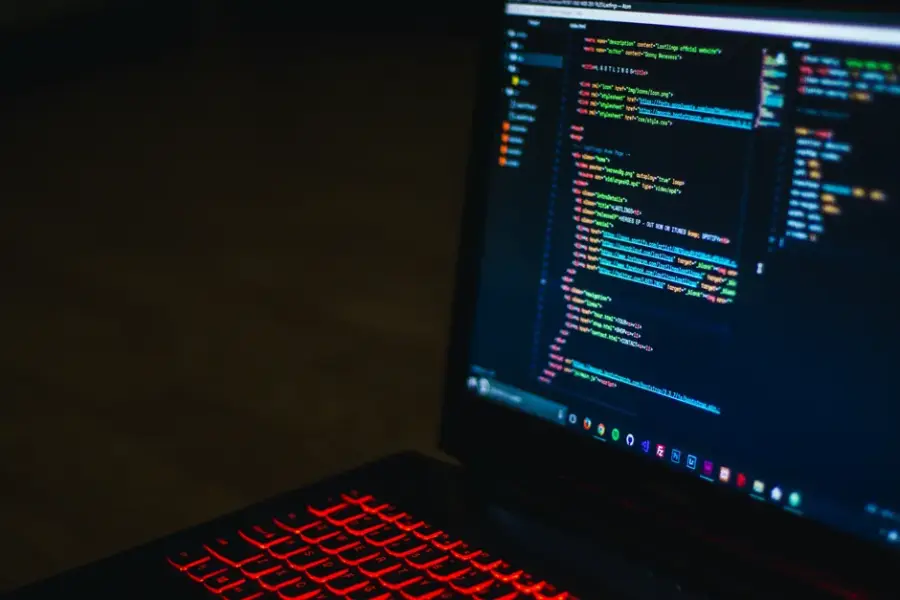 Estudio: archivos de contexto en agentes de código reducen rendimiento en 5 de 8 casos
