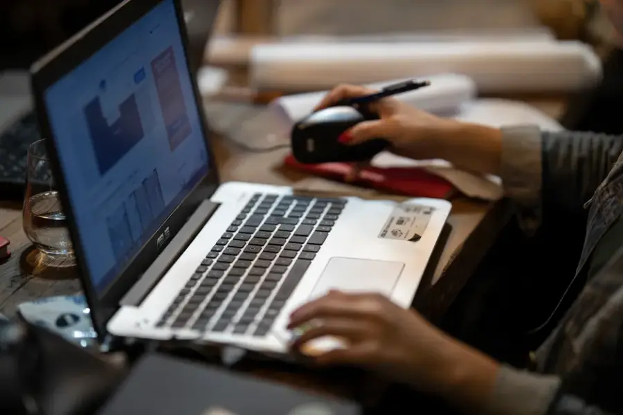 GitLab corrige falla crítica de gravedad máxima en su AI Gateway autoalojado