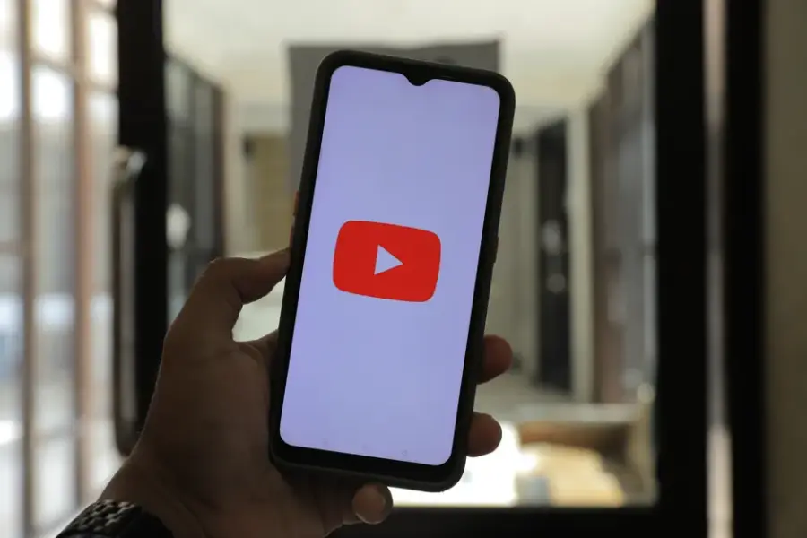 YouTube lanza feeds personalizados con IA generativa Gemini basados en descripciones del usuario