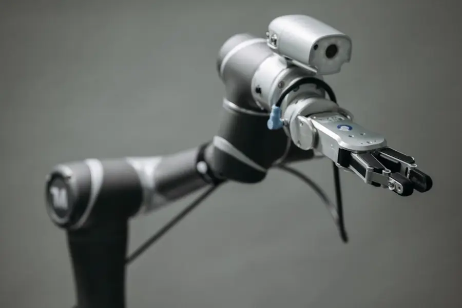 China despliega 15 robots humanoides para dirigir tráfico en Hangzhou