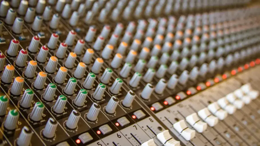 YouTube añade una etiqueta "Made with AI" a las canciones alteradas o generadas con IA