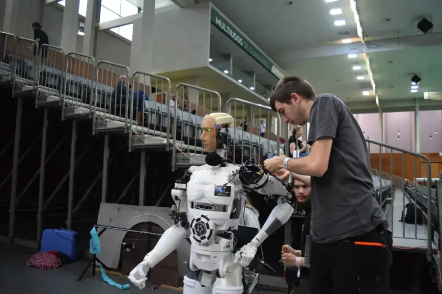 Tesla pide a trabajadores de sus fábricas que ayuden a entrenar al robot Optimus mediante captura de movimiento