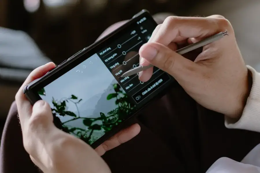 Fotografía de archivo que ilustra: Adobe añade a Lightroom móvil una función con IA generativa para abrir los ojos cerrados en fotos