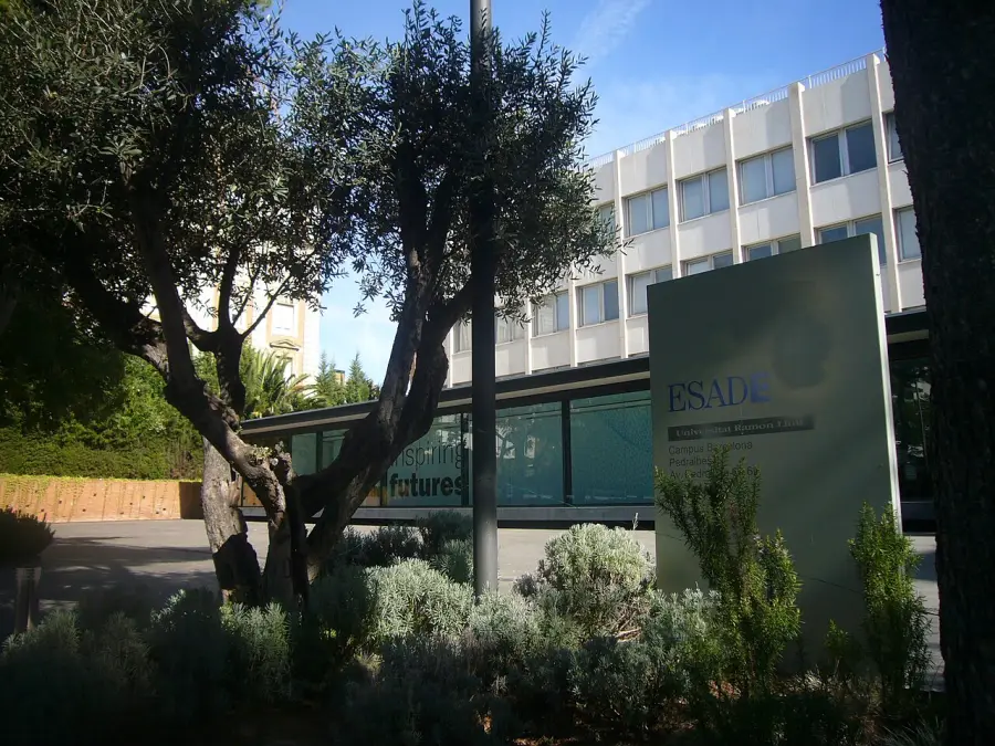 Fotografía de archivo que ilustra: Esade despliega en fase piloto un servicio híbrido de atención al estudiante con agentes de IA