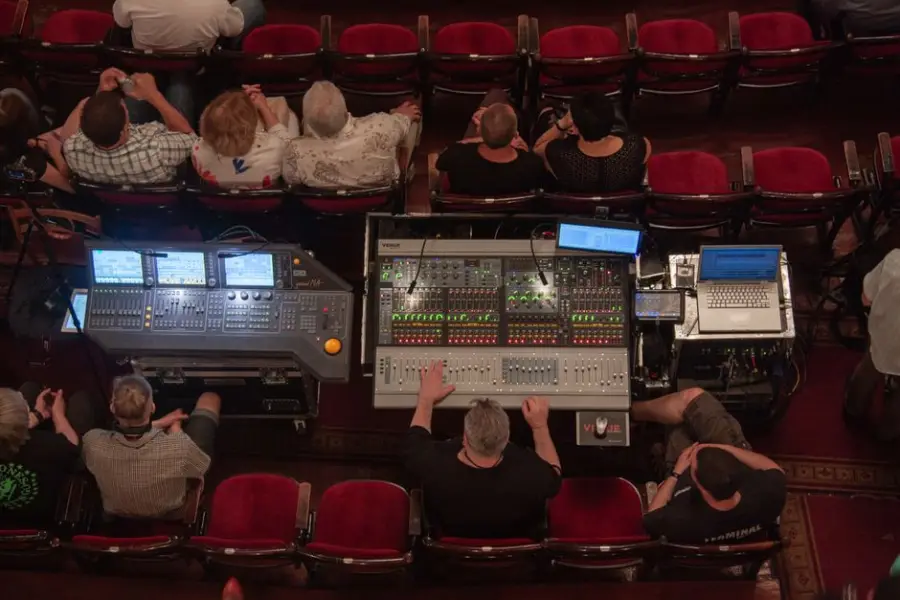 Fotografía de archivo que ilustra: Programador de artes teatro prueba Claude Opus para desarrollo en nicho: "es asombroso"
