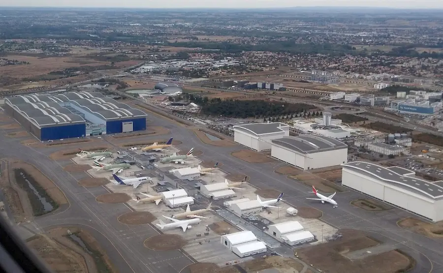 Airbus y Kratos completan el primer vuelo europeo del dron U740 Valkyrie, con software de IA para coordinar aeronaves