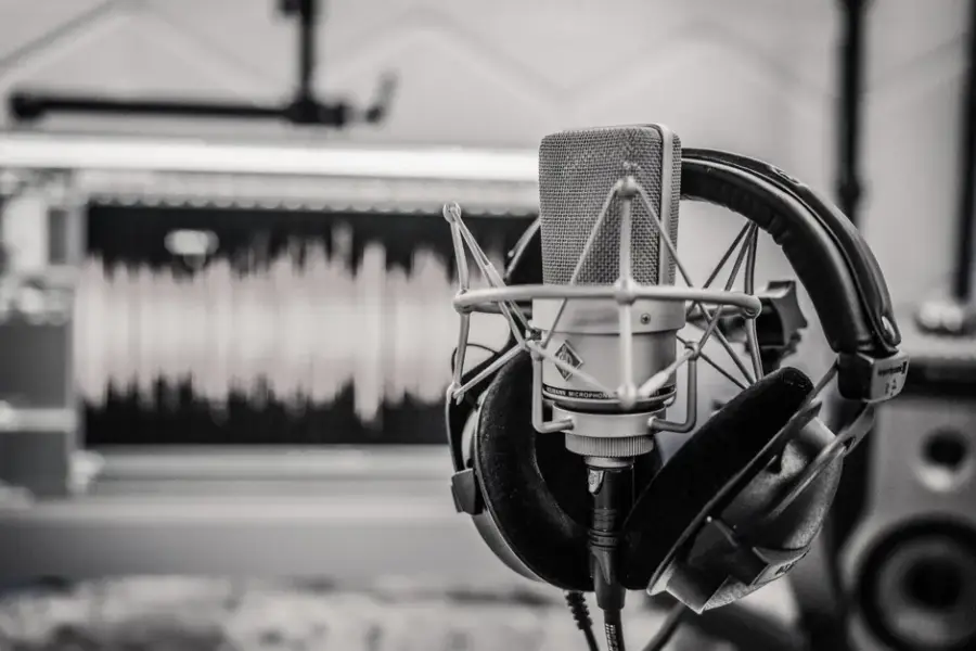 ElevenLabs lanza modelos v4 y v4 Turbo que clonan voces con 10 segundos de audio