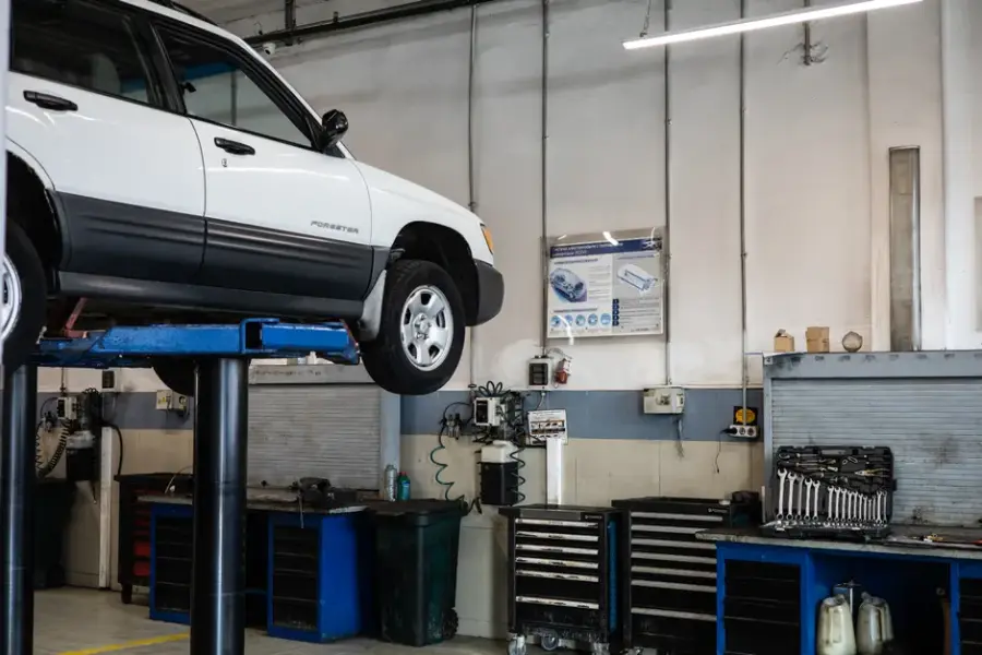 Fotografía de archivo que ilustra: Automated Tire presenta SmartBay, un robot que cambia los cuatro neumáticos sin desmontar las llantas