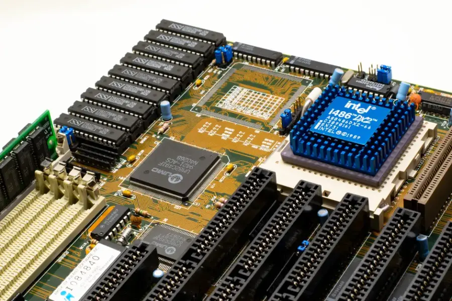 Microsoft presenta Maia 300, su chip de inferencia para centros de datos con despliegue previsto en 2027