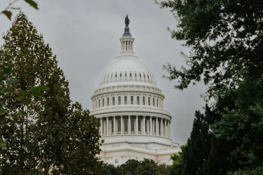 Sanders y Casar proponen ley que prohíbe la superinteligencia artificial con penas de hasta 20 años