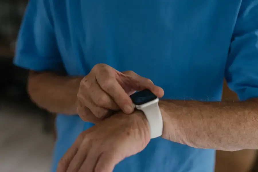 Amazon lanza los wearables Bee Frontier y Bee Eclipse, que resumen conversaciones con IA