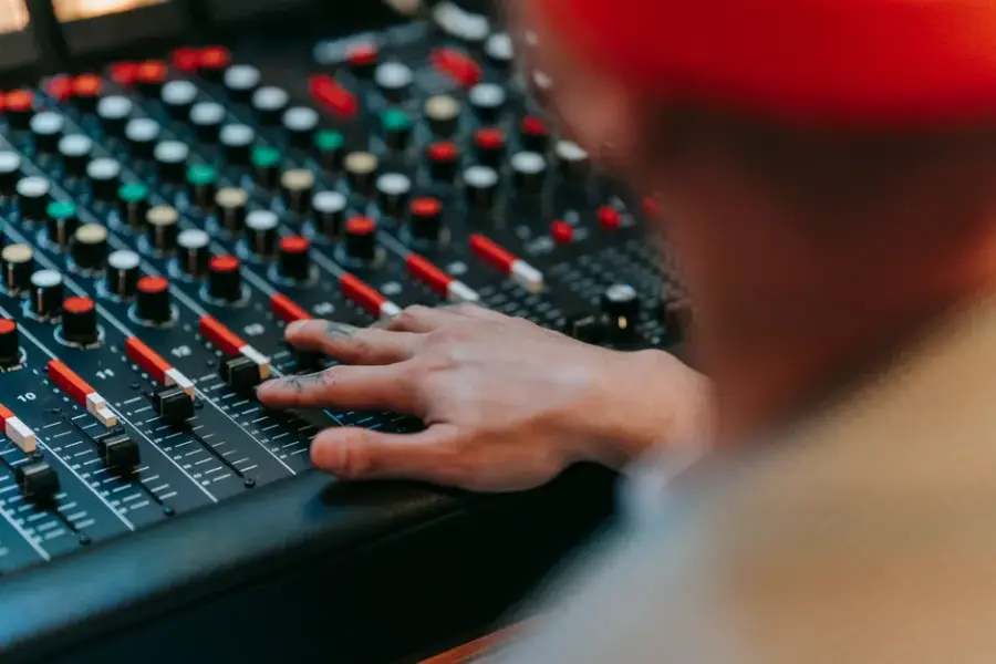 Fotografía de archivo que ilustra: Telefónica defiende el error controlado en innovación con una prueba de IA para doblaje audiovisual