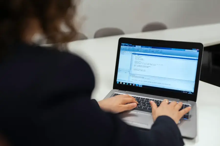 Fotografía de archivo que ilustra: La IA reduce a la mitad el tiempo para escribir código, pero una cuarta parte de las contribuciones son de…