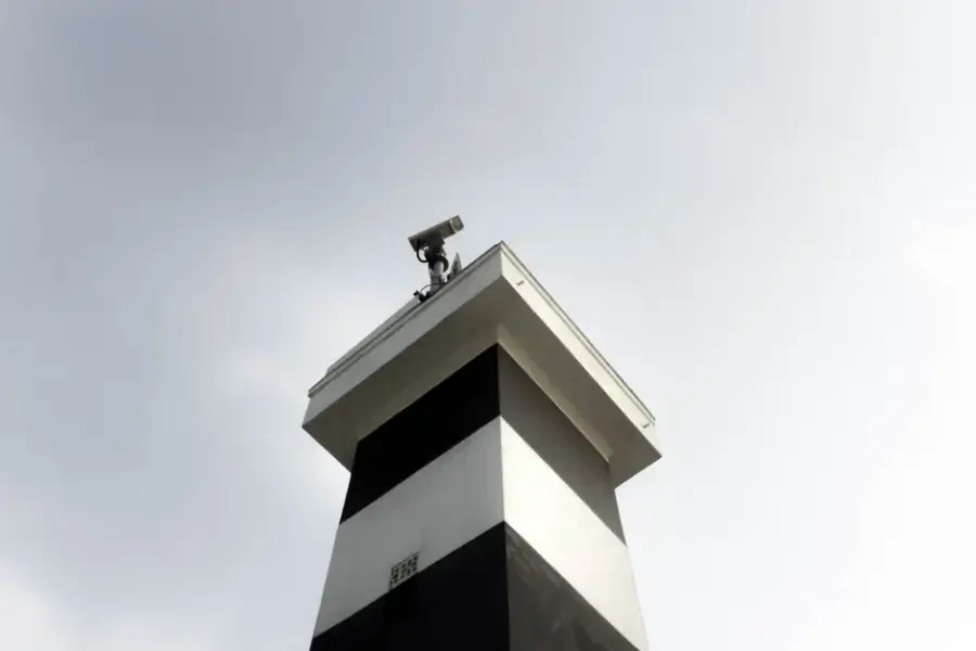 MIT Technology Review propone cuatro medidas tras hallar fallos en las torres de vigilancia con IA en la frontera de EE.UU.